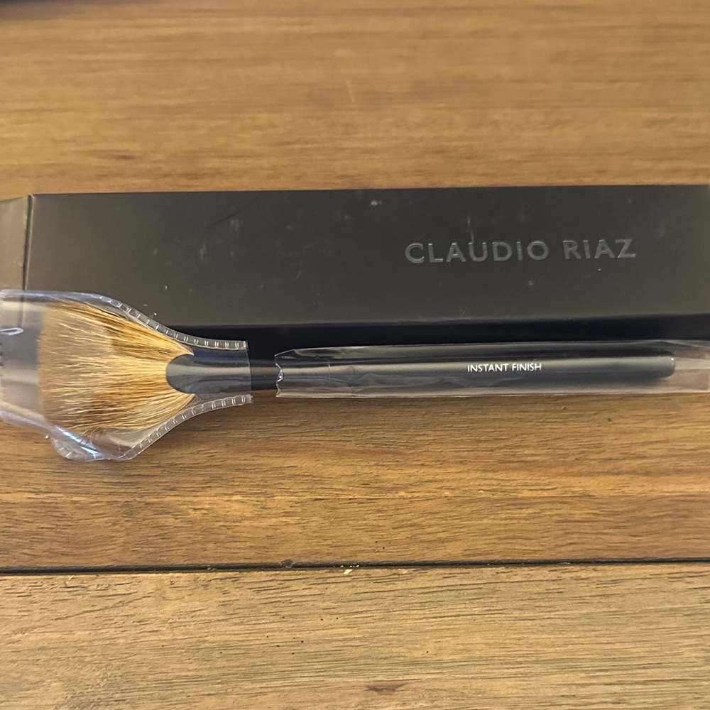 Claudio Riaz Instant Finish Brush
